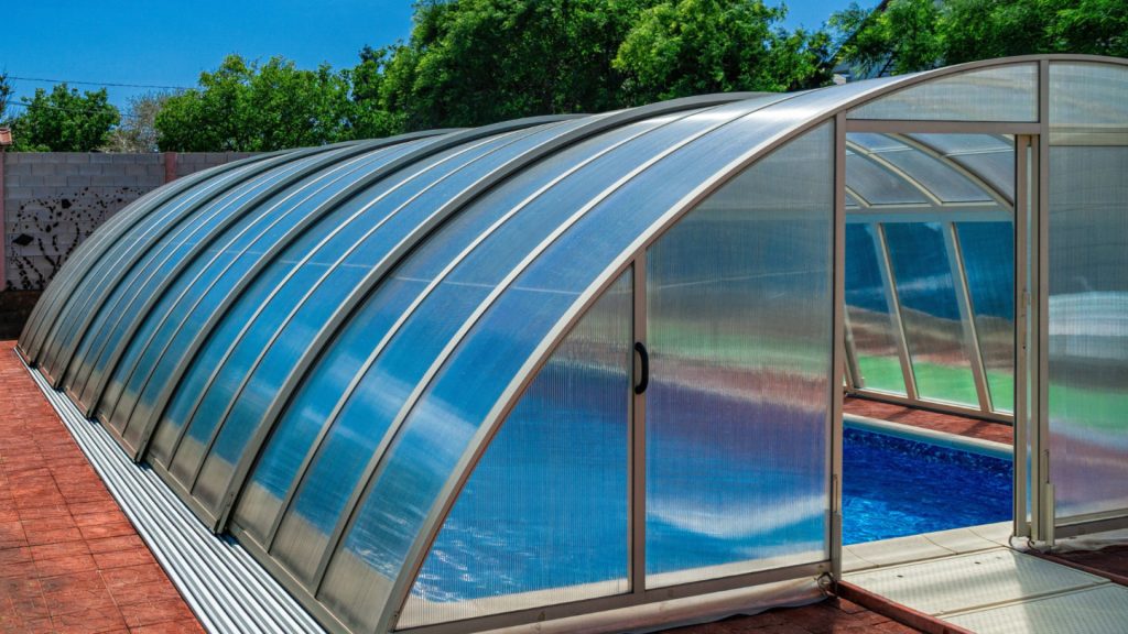 Abri de piscine haut design : élégance et fonctionnalité au bord de l'eau