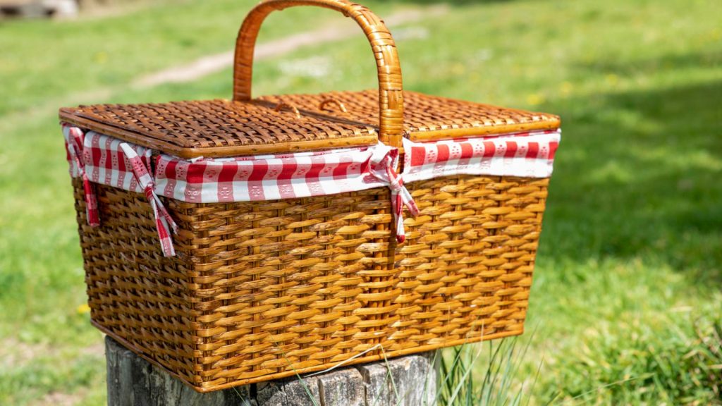 Le panier en osier : l'accessoire indispensable pour un pique-nique parfait